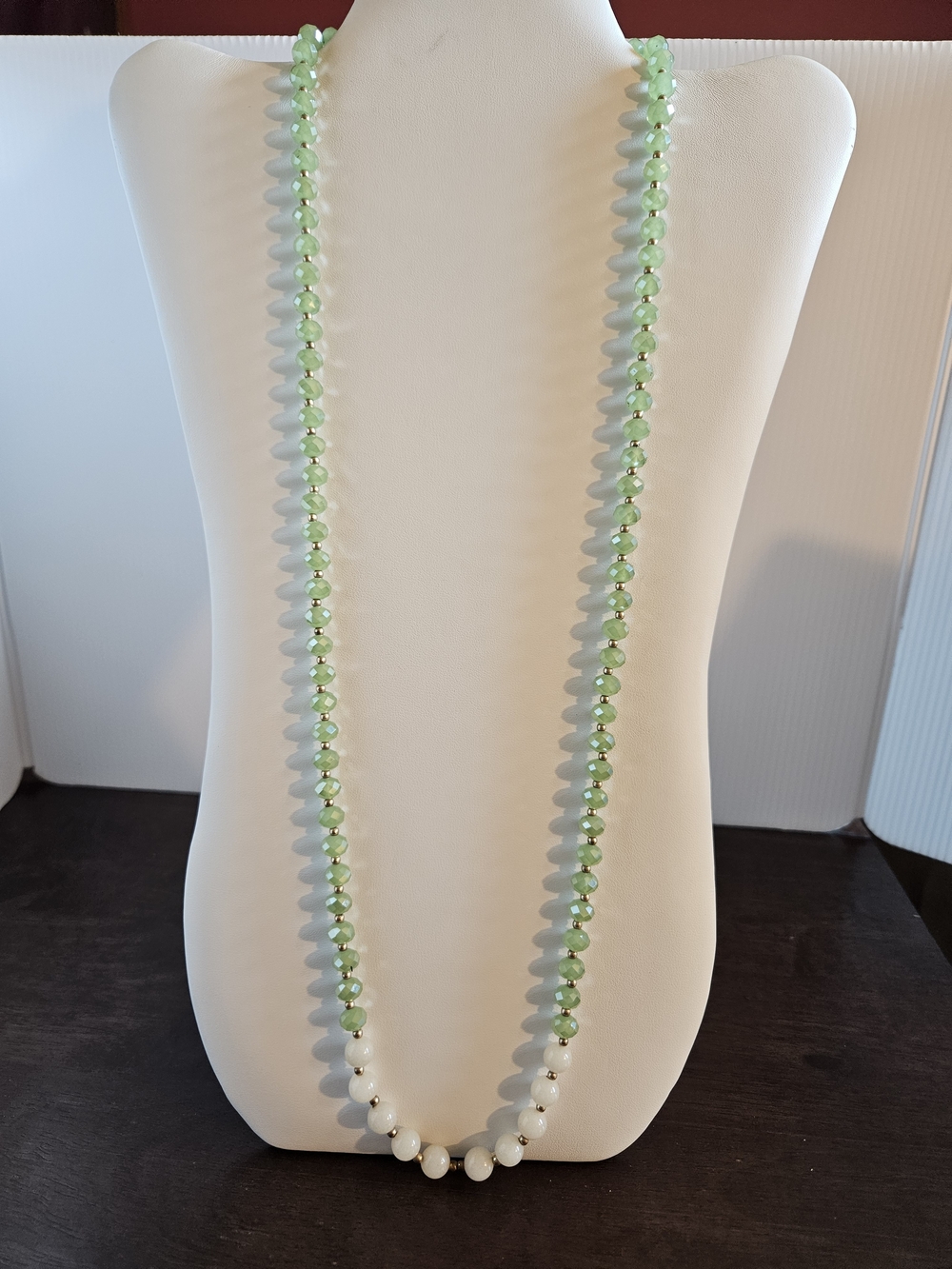 C1946 Elegant Green Faceted and Cream Beaded Women's Necklace